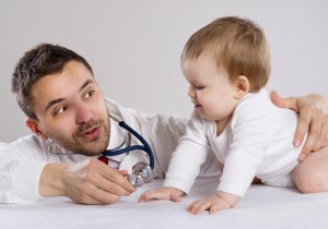 bebé con doctor