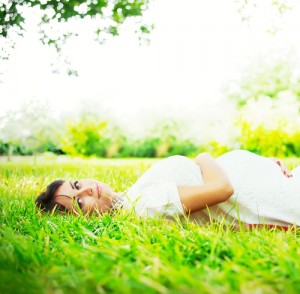 acostada en un campo